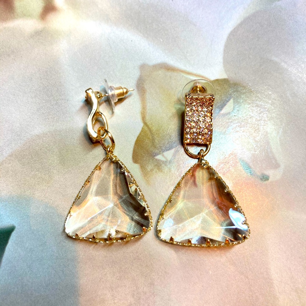 🌟 Clear Triangle Earrings - Picture 5 of 5